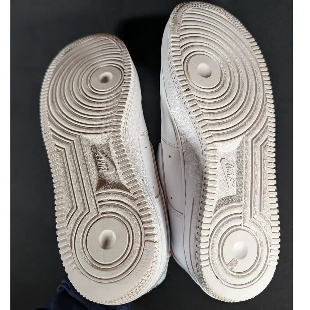Nike Air Force 1 '07 Low Triple White Men's Size 9.5 Leather Sneakers DD8959-100